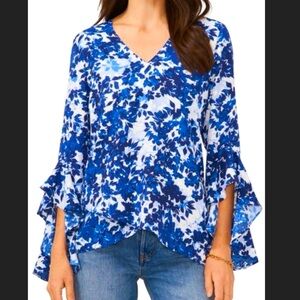 NWT Vince Camuto blue floral flutter sleeve top, ladies size small.